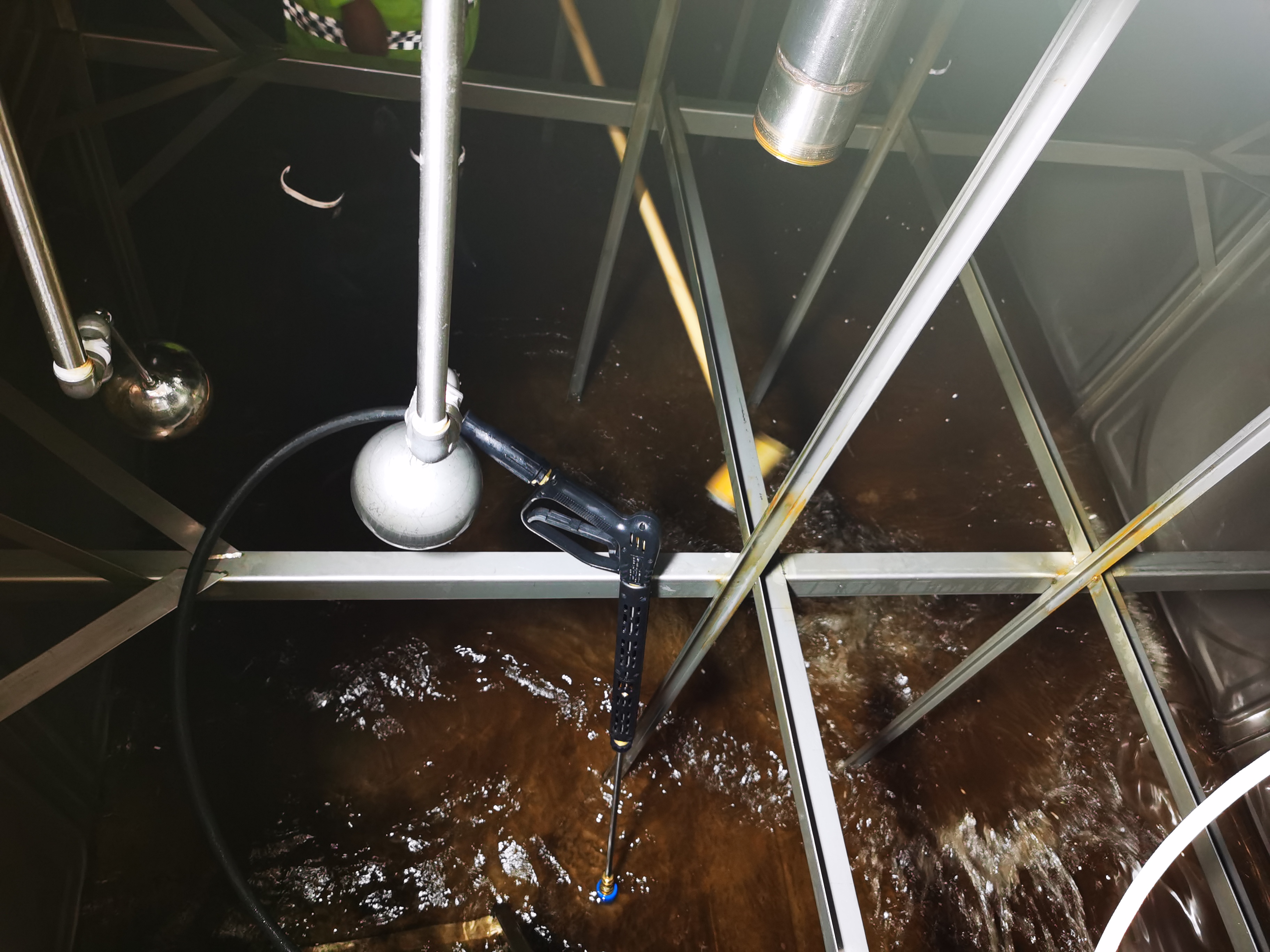 (水箱污水排放)(水箱内部清洗)(水箱清洗后)(水箱消毒)文章分类:公司